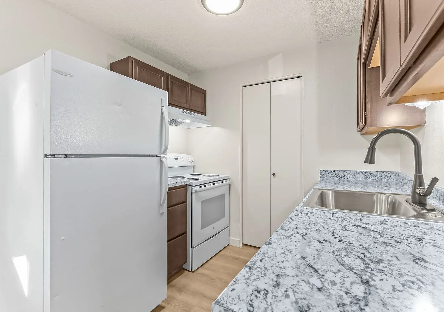 Charbern Apts - In The Heart of Milwaukie Oregon — Photo 3