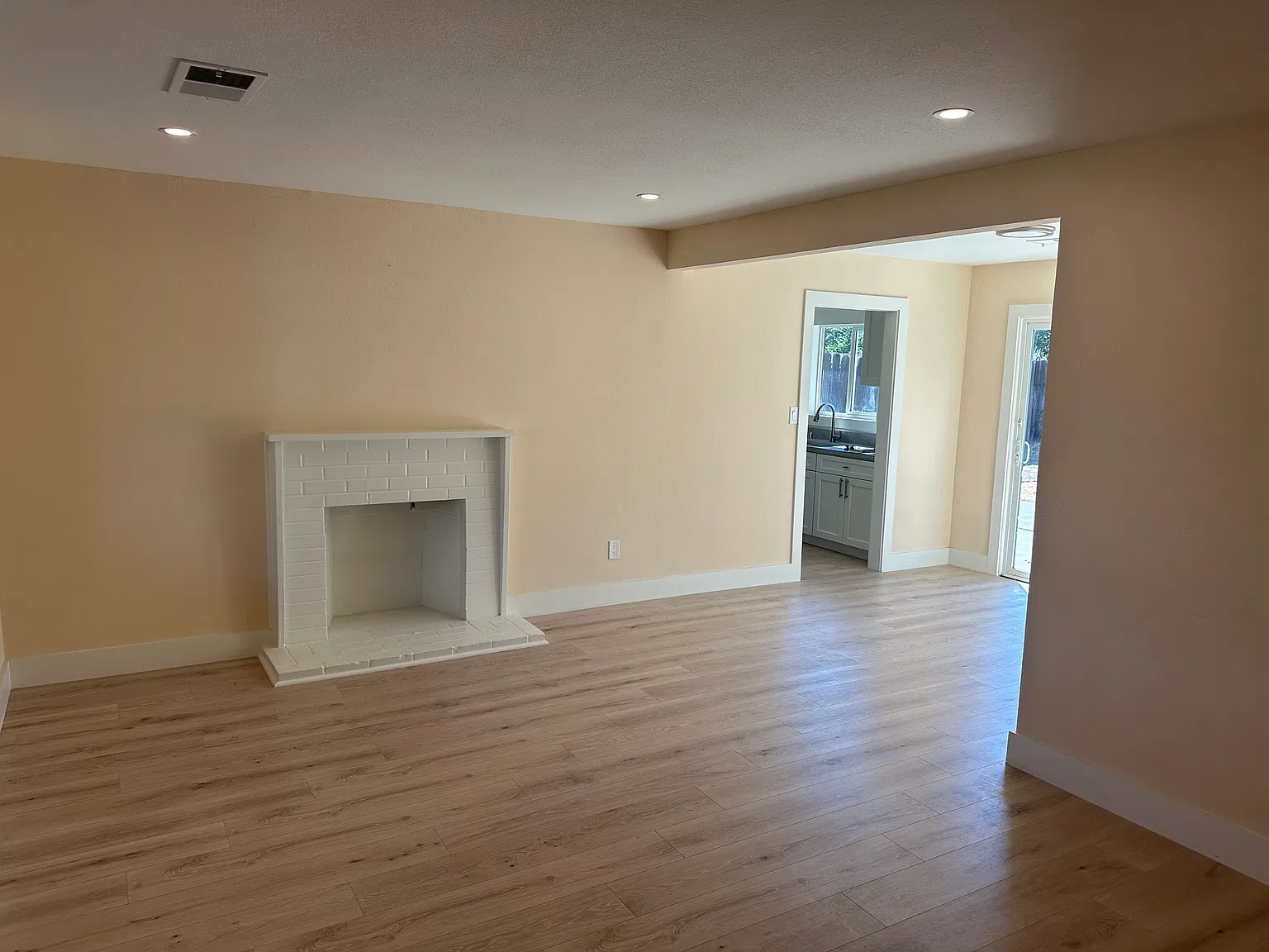 3 bed, 1021 sqft, $2,950 — Photo 2