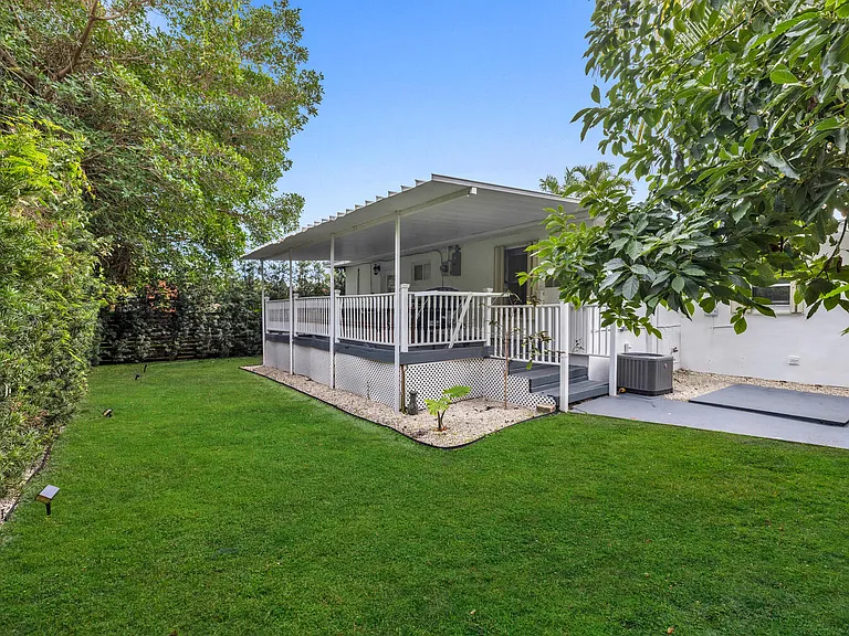 1031 NE Little River Dr — Photo 22