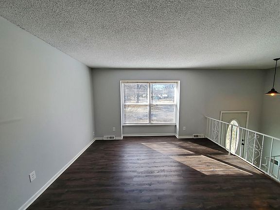 4th image of 101 SE Windsor Ct