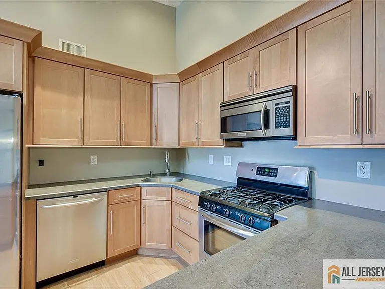 268 Kempsey Dr — Photo 14