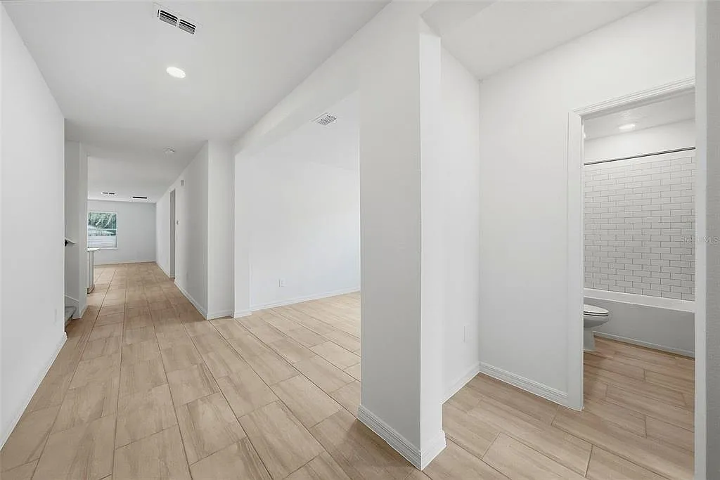 6 bed, 3.0 bath, 3326 sqft, $3,500 — Photo 2