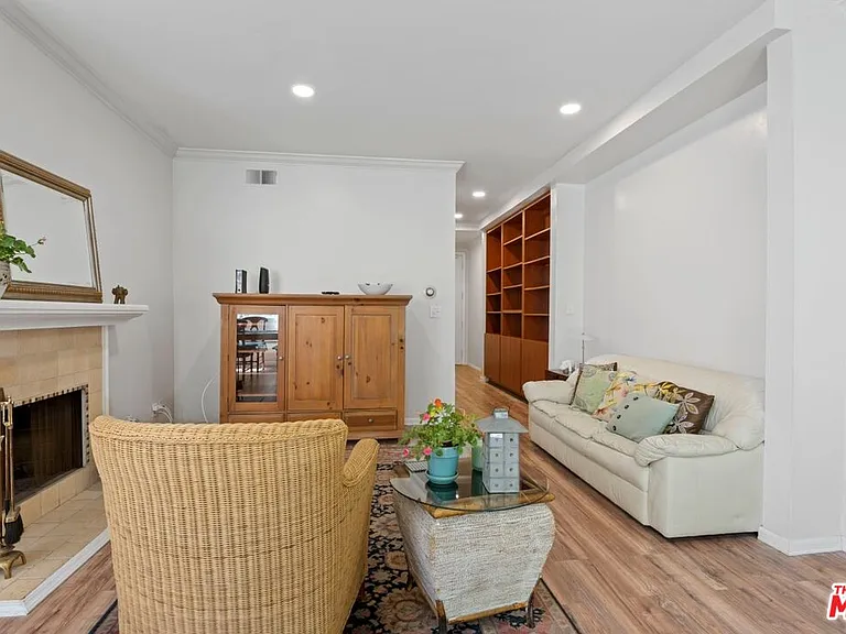 1375 Kelton Ave #108 — Photo 6