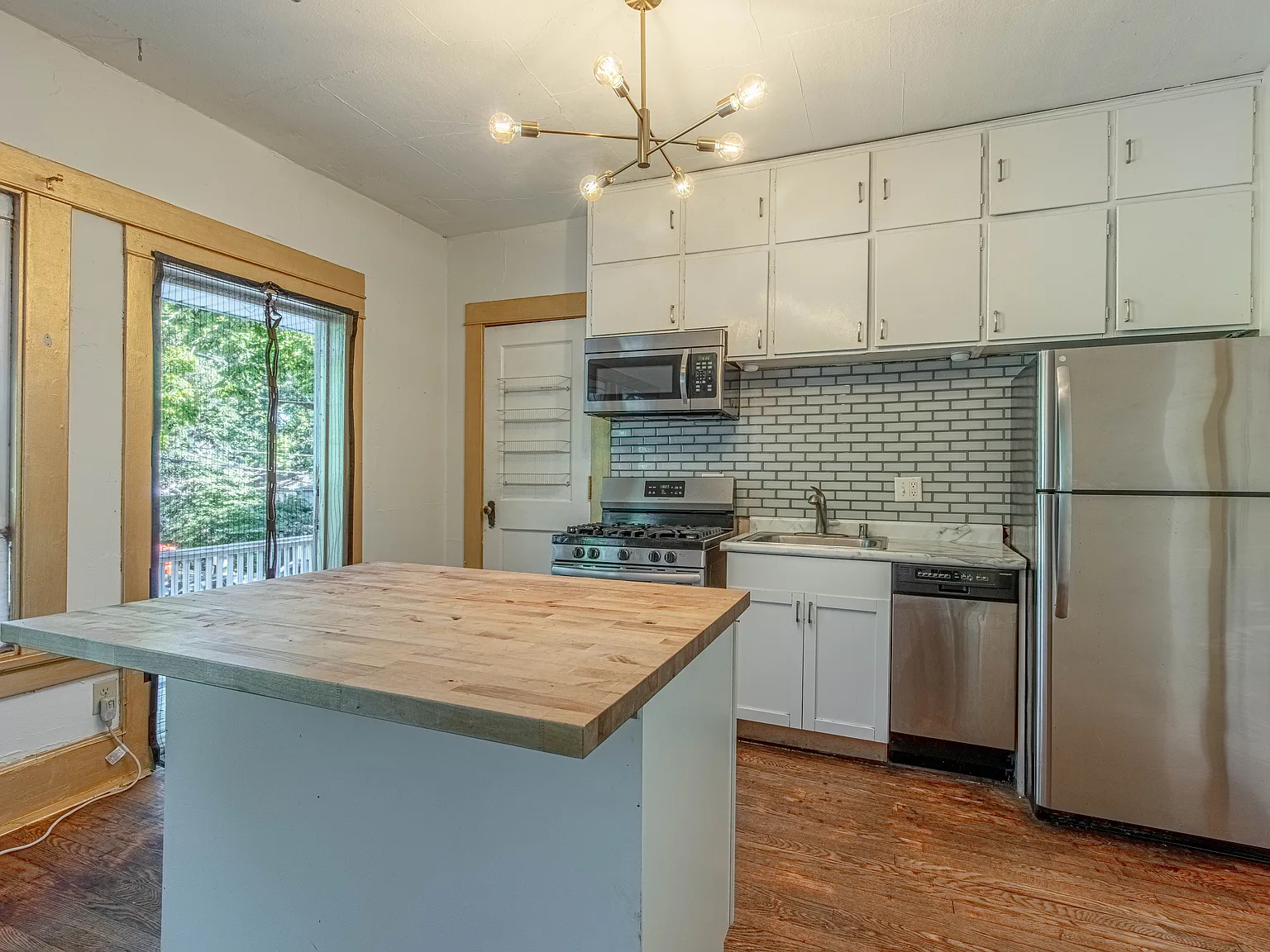 3 bed, 1390 sqft, $2,200 — Photo 1