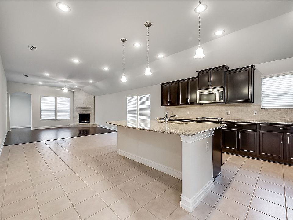 1st image of 601 Elm Creek Dr