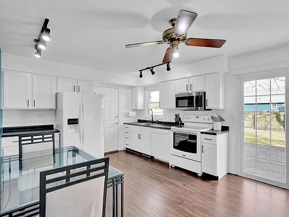 4th image of 2831 Squire Ln