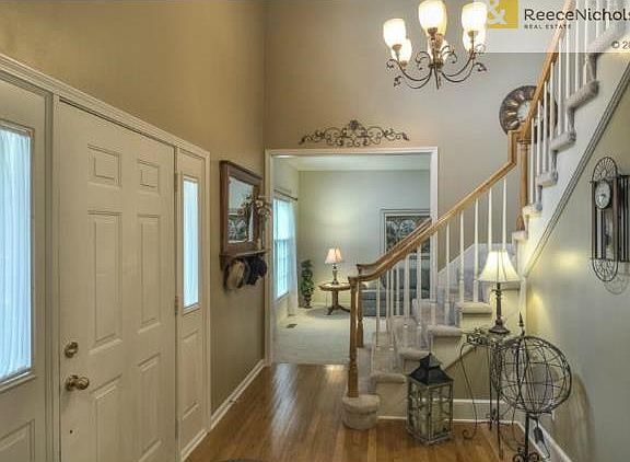 HARDWOOD ENTRY HALL!