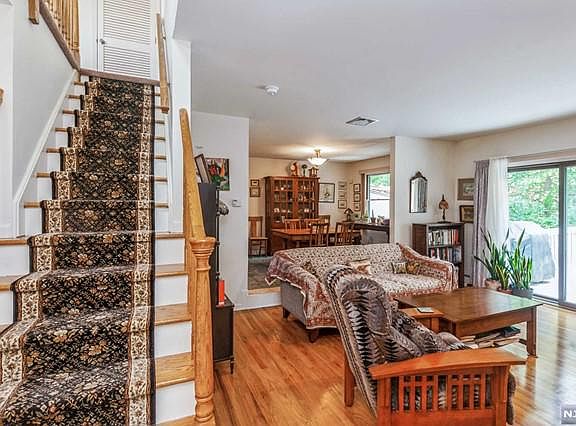 2nd image of 25 Bentley Dr