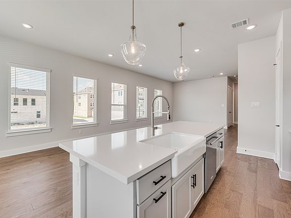 3rd image of 905 Ash Rd