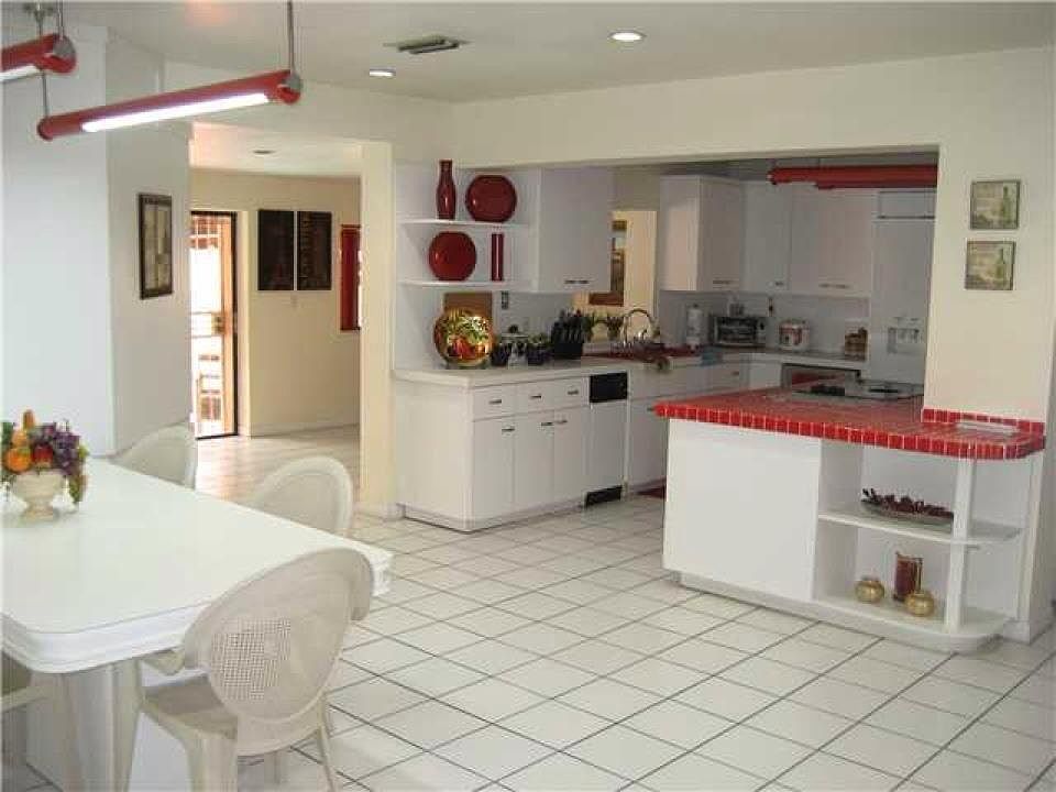 Breakfast area and kitchen 