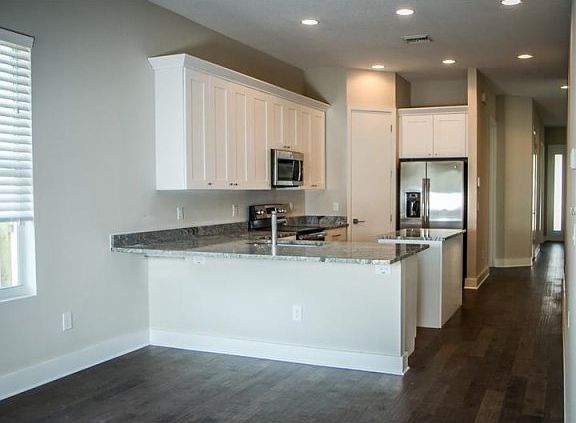 5th image of 4602 W Paxton Ave