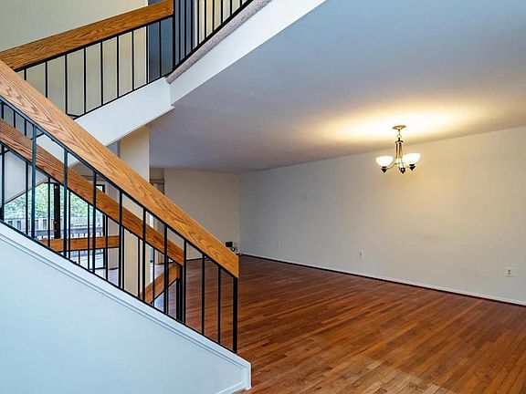4th image of 3138 Eakin Park Ct