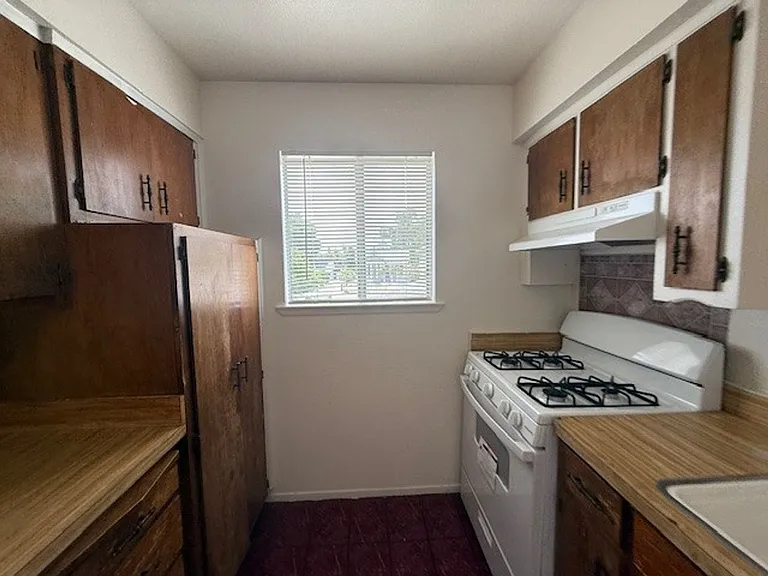 624 N Encina St — Photo 6