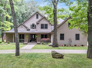 359 High Bluffs Dr, Ortonville, MI 48462