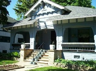 724 N Spring St, Elgin, IL 60120