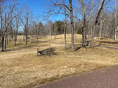 View from the parking area to the drive.