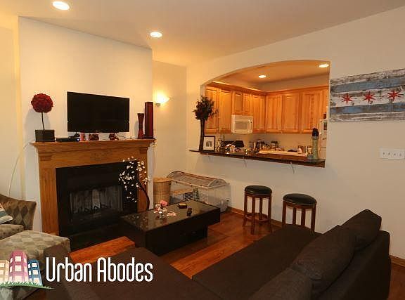 2nd image of 824 W Buckingham Pl #Garden