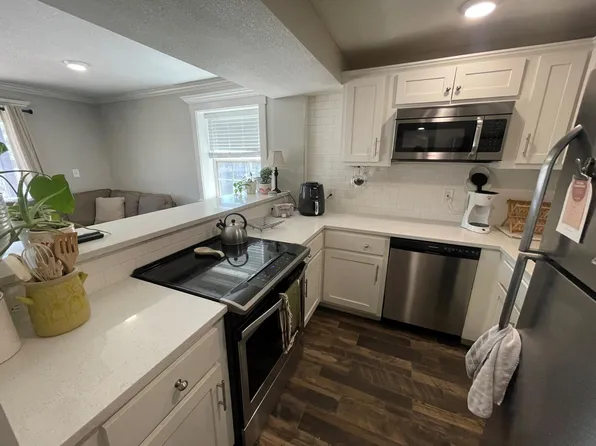 4527 Holly St APT 101, Kansas City, MO 64111