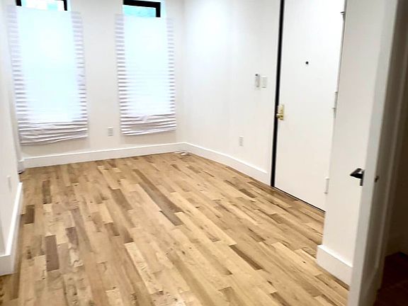 3rd image of 542 Bainbridge St #1L