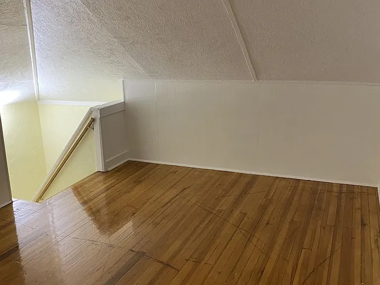 Landing on second floor going down