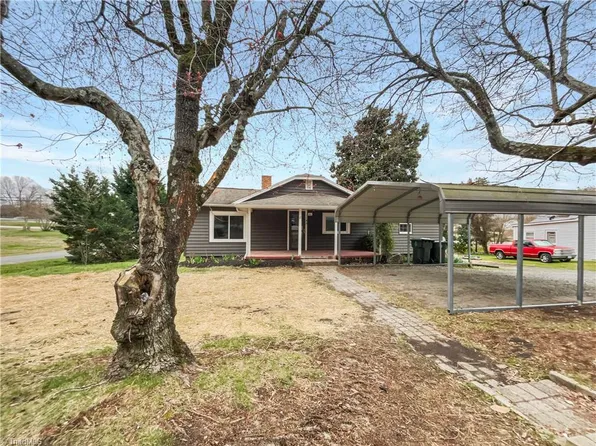 1153 W Green St, Thomasville, NC 27360