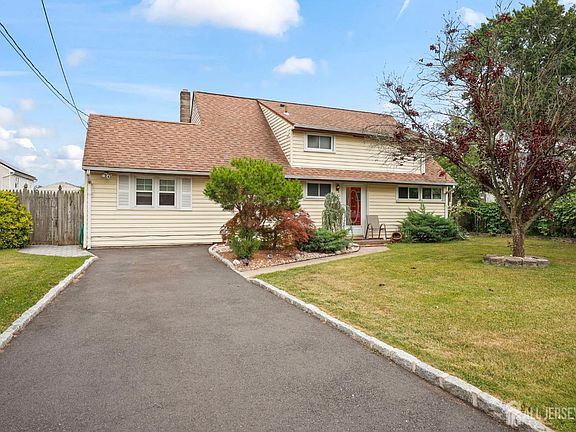 2nd image of 4 Farmbrook Dr