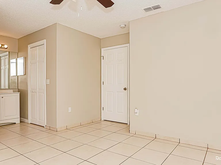 2980 N Huron Dr — Photo 11