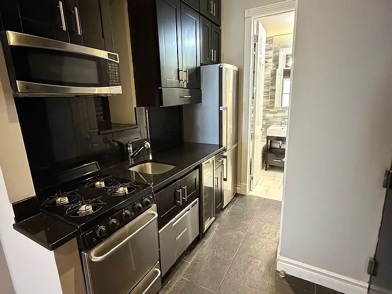 219 E 28th St #1A — Photo 2