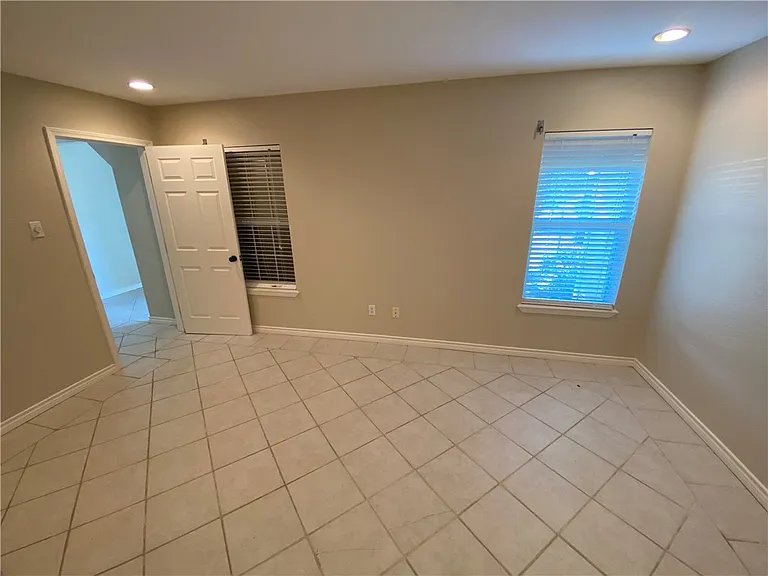 5621 Burton Ln — Photo 3