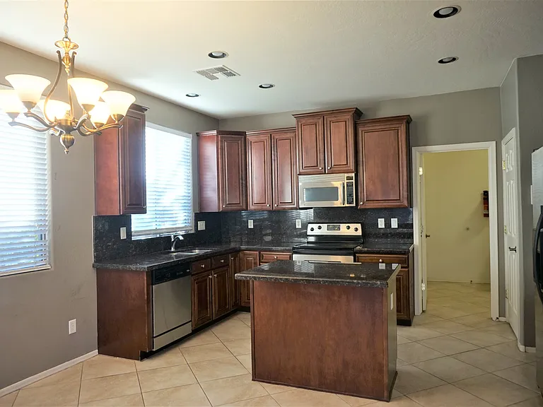 2586 E Remington Pl — Photo 3