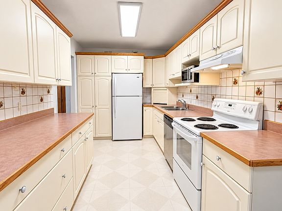 5th image of 717 31st Street W