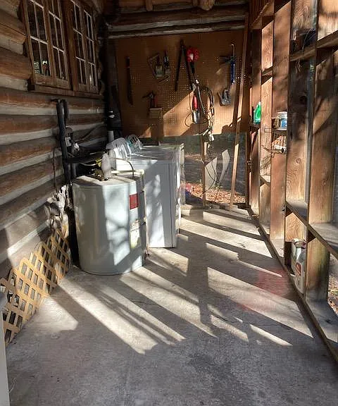 Screen porch with washer/dryer