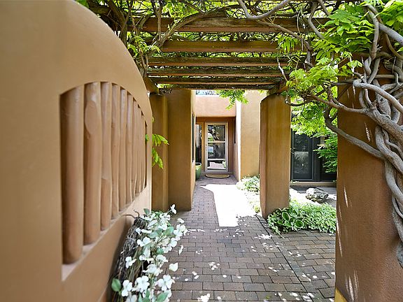 2nd image of 716 Calle Del Resplandor