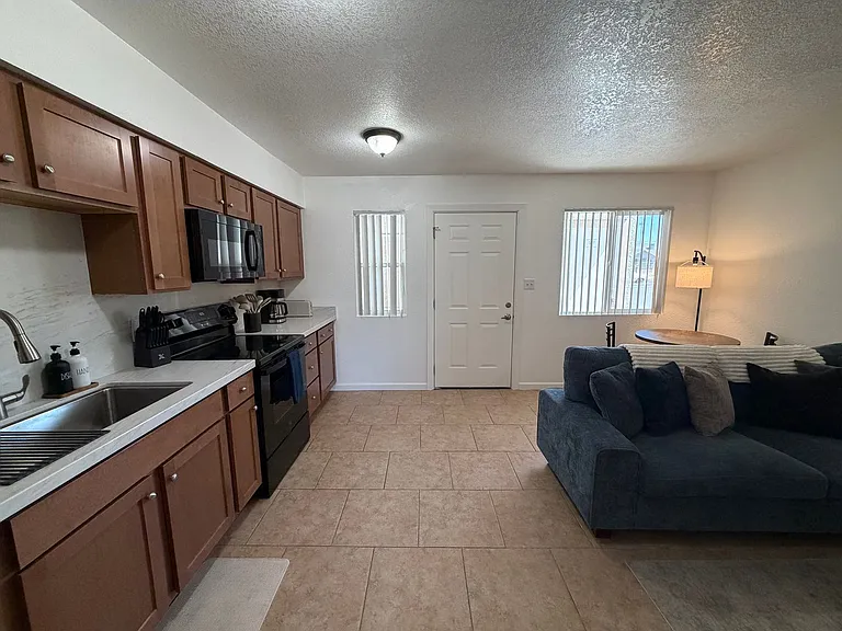 Twin Palms Apartments — Photo 7