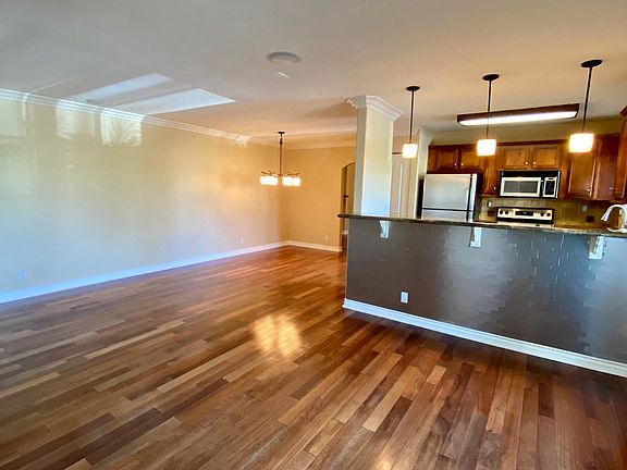 Entry way looking into the kitchen and dining room