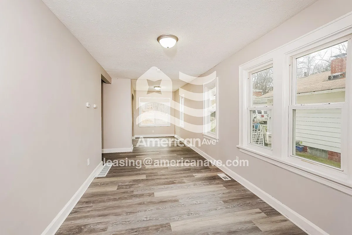 jpg - 242 E Park Blvd