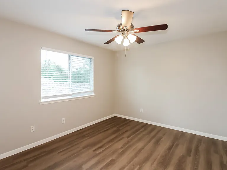 2427 Ranch Hollow Ct — Photo 14