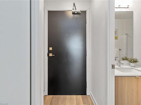 4th image of 5220 Dundas St #D422