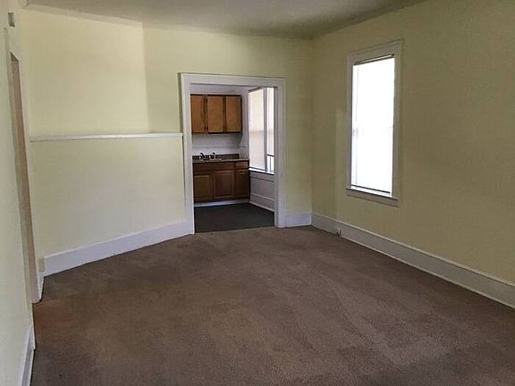 4th image of 726 Superior St