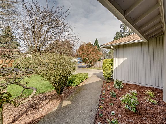 5th image of 405 NE 120th Ave