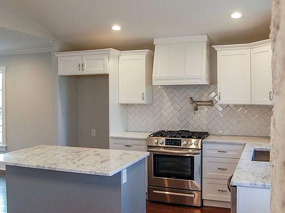 Kitchen before pantry 