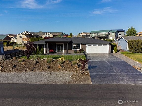 2nd image of 419 Edgewater Way SW