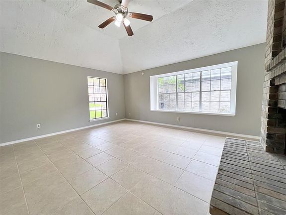 3rd image of 2033 Sandy Knoll Dr