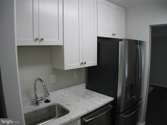 5th image of 3874 Lyndhurst Dr APT 301