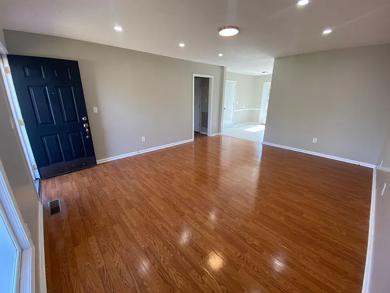 1704 Oak Hill Dr — Photo 3