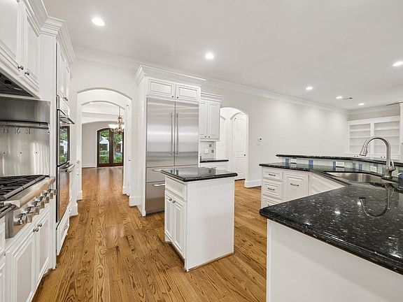 4th image of 3928 Milton St