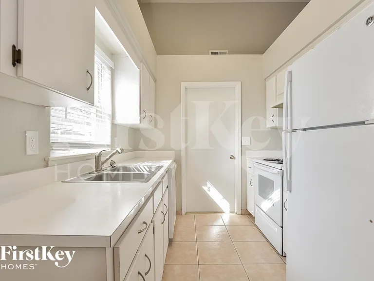 3414 Cove Ct W — Photo 7