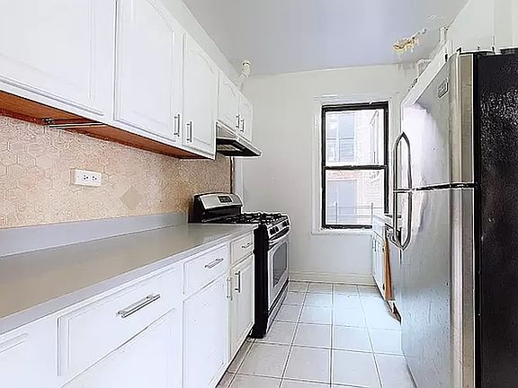 4th image of 256 Seaman Ave APT 4C