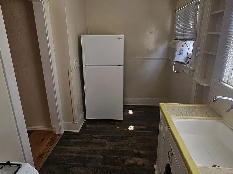 1528 E 1st St #6 — Photo 6