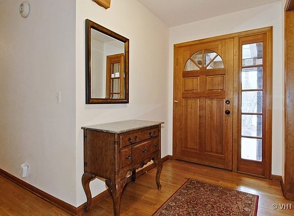3rd image of 979 Huntleigh Dr
